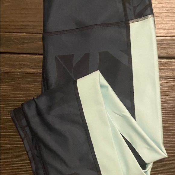 Under Armour Crop Patterned Leggings - Picture 7 of 9